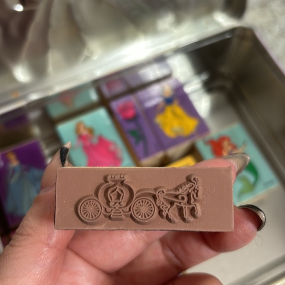 The tin box company, disneys  princess metal tin box with vintage stamps . - Picture 14 of 14